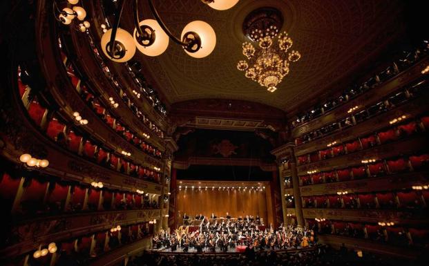 Panorámica del auditorio de La Scala de Milán, el teatro de ópera más prestigioso del mundo.