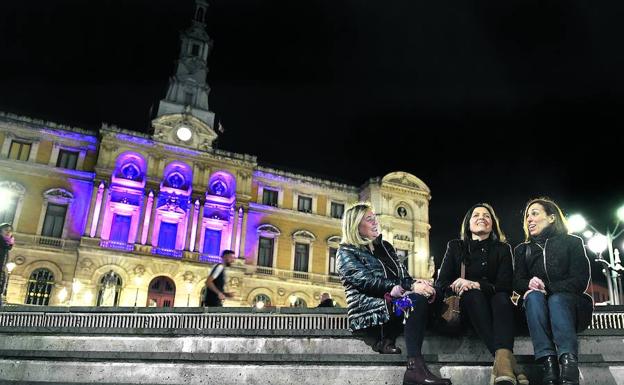 El Ayuntamiento de Bilbao encendió anocheuna iluminación especial para este 8 de marzo. 
