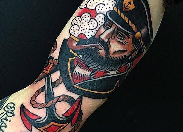 Imagen principal - Los bilbaínos vuelven a tatuarse el mítico amor de madre