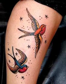 Imagen secundaria 2 - Los bilbaínos vuelven a tatuarse el mítico amor de madre