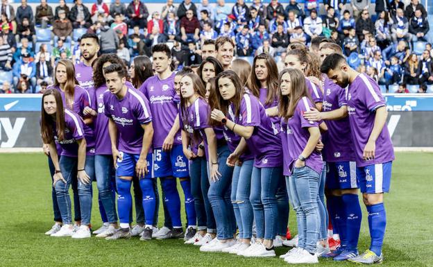 Plantillas masculina y femenina del Alavés, con las camisetas violetas en favor de la Igualdad. 