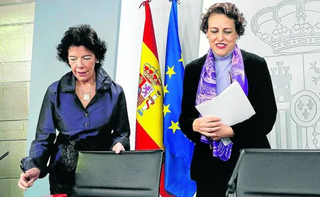 Isabel Celaá y Magdalena Valerio comparecieron ayer tras el Consejo de Ministros.