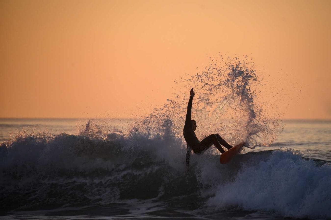 Un surfista coge una ola en Bidart, Francia