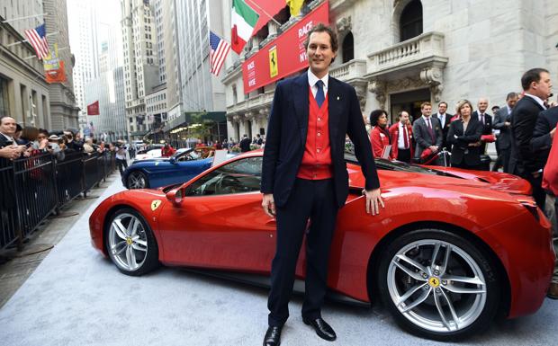 Imagen principal - Los 'principes' Agnelli: John, que dirige el imperio familiar; Lapo, con traje naranja y Ginevra, la más discreta.