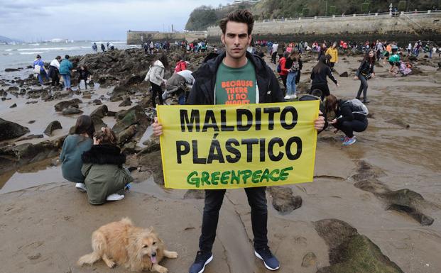 Jon Kortajarena trata de concienciar sobre el daño de los residuos al medio ambiente.