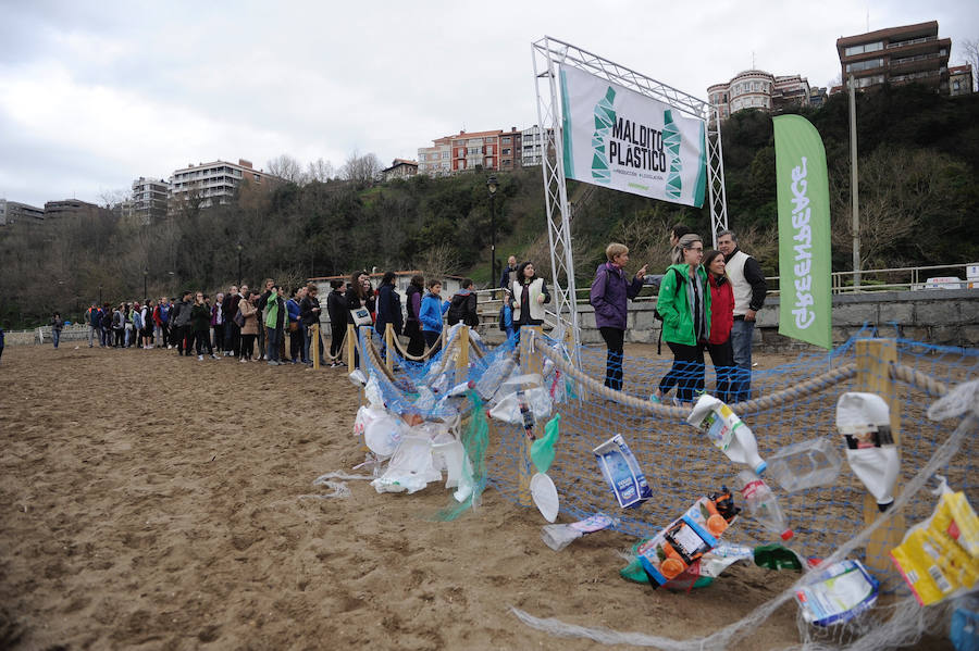 Fotos: Limpiando de plástico la playa de Ereaga