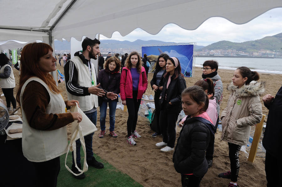 Fotos: Limpiando de plástico la playa de Ereaga