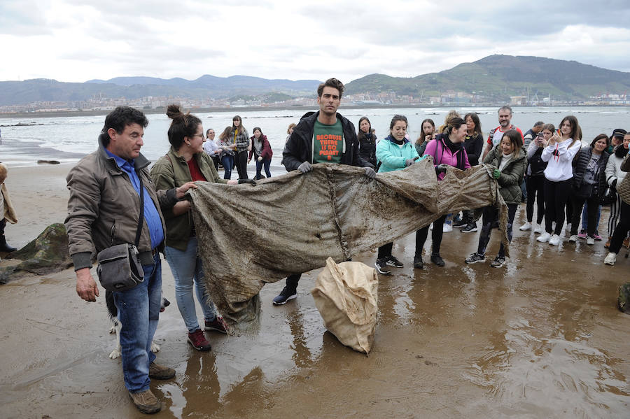 Fotos: Limpiando de plástico la playa de Ereaga