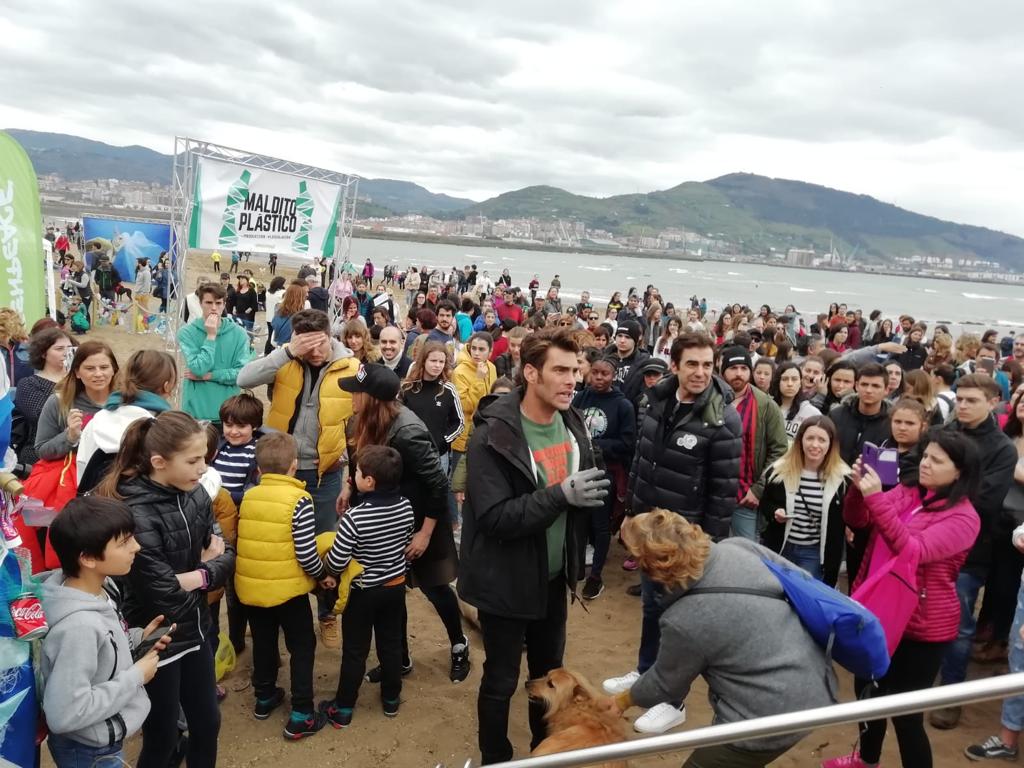 Fotos: Limpiando de plástico la playa de Ereaga