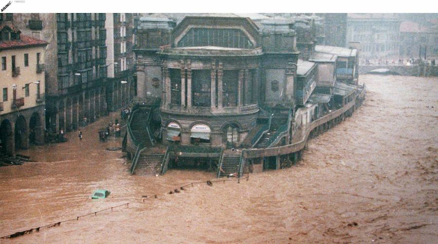 El Mercado de La Ribera, asediado por el agua.