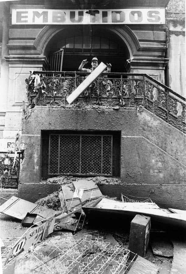 La riada dejó destrozos en los comercios.