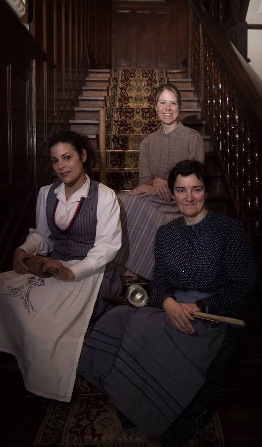 Zuriñe García (centro), Teresa Burgos (izquierda) y Teresa Guilarte recrean a las hermanas Azcaray y preparan una cena-homenaje a restaurante El Amparo.