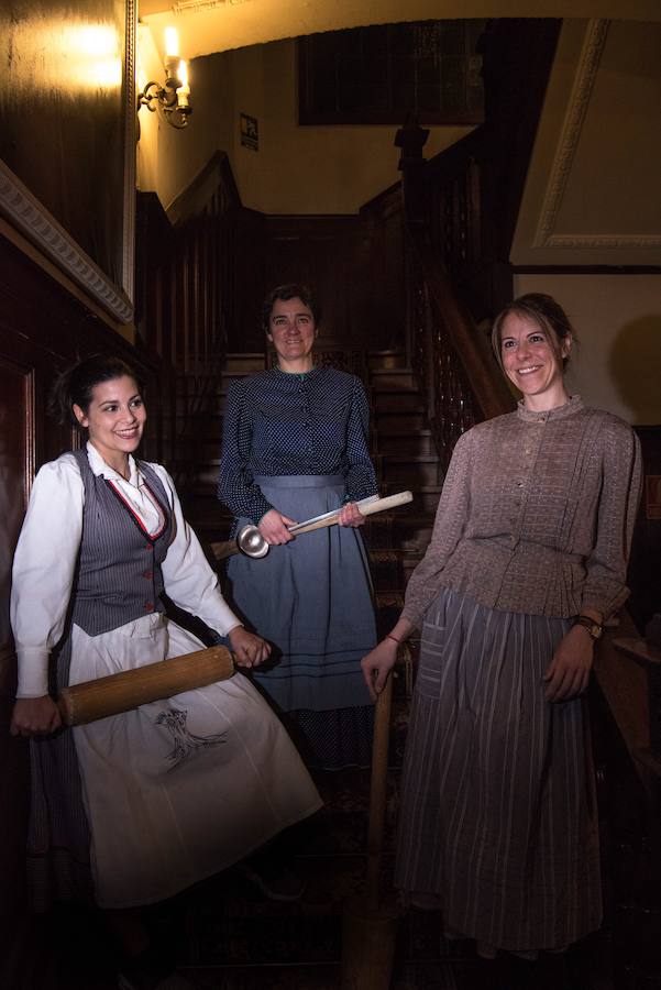 Zuriñe García (centro), Teresa Burgos (izquierda) y Teresa Guilarte recrean a las hermanas Azcaray y preparan una cena-homenaje a restaurante El Amparo.