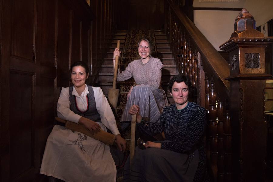 Zuriñe García (centro), Teresa Burgos (izquierda) y Teresa Guilarte recrean a las hermanas Azcaray y preparan una cena-homenaje a restaurante El Amparo.