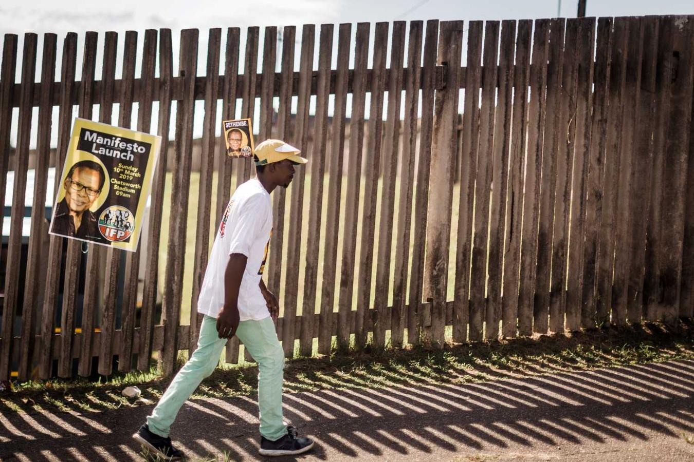 Simpatizante del Partido de la Libertad Inkatha (IFP) se dirige a un mitin en el Estadio Chatsworth, fuera de la ciudad de Durban 