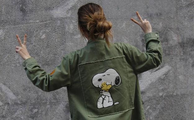 Virginia Martínez, diseñadora gráfica de 29 años, lleva una cazadora de Snoopy que se compró en la zona infantil de Zara.