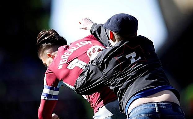 Momento en el que un aficionado del Birmingham City agrede al Jack Grealish, capitán del Aston Villa.