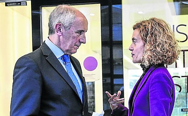 El consejero Josu Erkoreka y la ministra Meritxell Batet.