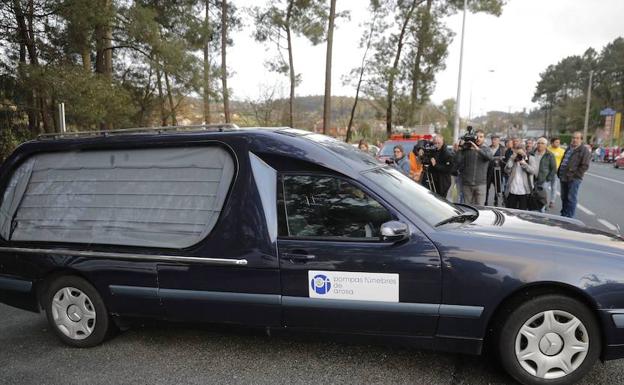 Coche fúnebre delante de la casa de la pareja.