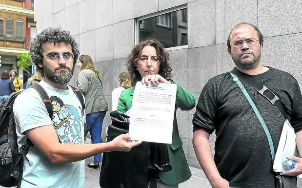 Representantes sindicales muestran la denuncia que interpusieron ante la Fiscalía en junio de 2018. 