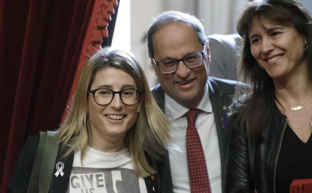 El presidente de la Generalitat, Quim Torra, acompañado por la consellera de Cultura, Laura Borrás (d) y la consellera de la Presidencia, Elsa Artadi (i)
