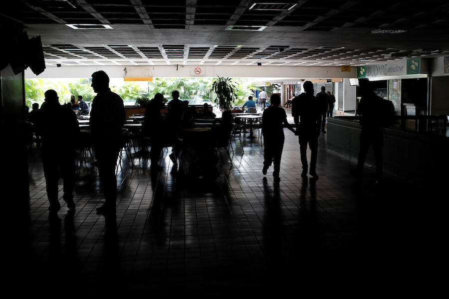 El país lleva días sufirendo apagones de corriente eléctrica y ha generado situaciones tercer mundistas en el país. Entre ellos, comida podrida y gente sin poder comunicarse con su familia