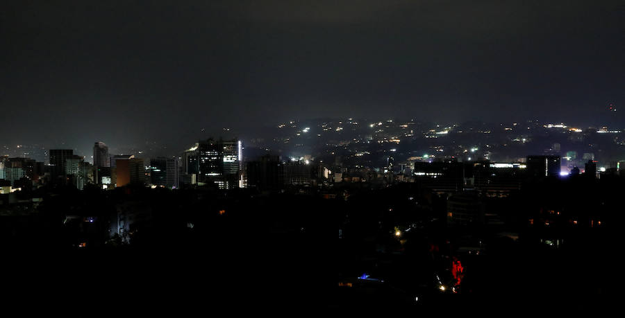 El país lleva días sufirendo apagones de corriente eléctrica y ha generado situaciones tercer mundistas en el país. Entre ellos, comida podrida y gente sin poder comunicarse con su familia