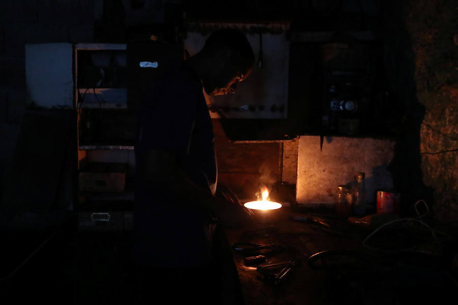 El país lleva días sufirendo apagones de corriente eléctrica y ha generado situaciones tercer mundistas en el país. Entre ellos, comida podrida y gente sin poder comunicarse con su familia