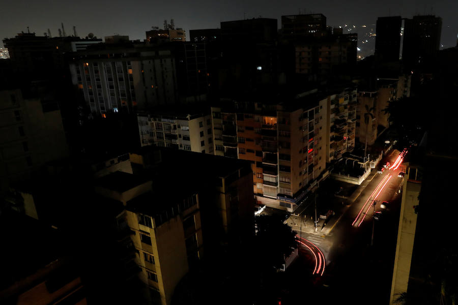 El país lleva días sufirendo apagones de corriente eléctrica y ha generado situaciones tercer mundistas en el país. Entre ellos, comida podrida y gente sin poder comunicarse con su familia