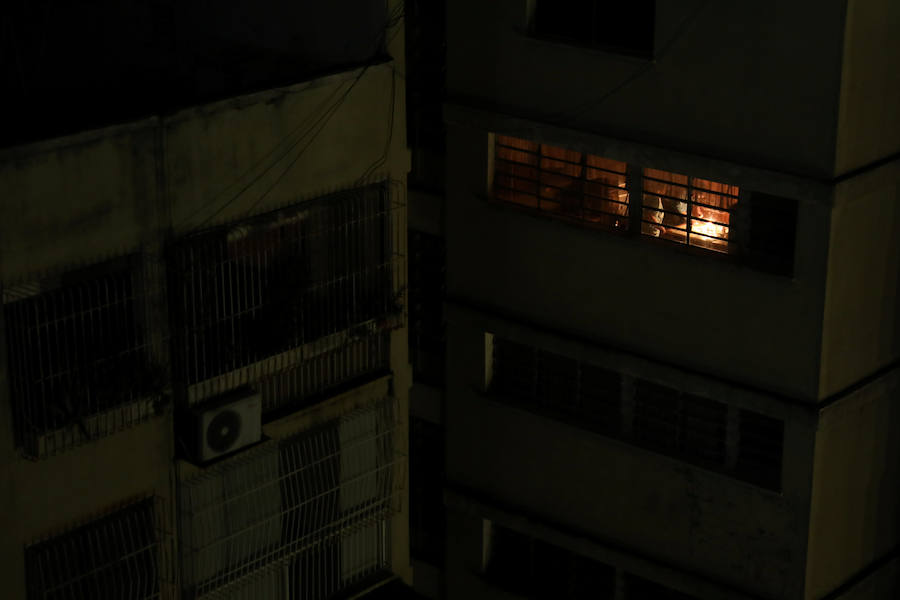 El país lleva días sufirendo apagones de corriente eléctrica y ha generado situaciones tercer mundistas en el país. Entre ellos, comida podrida y gente sin poder comunicarse con su familia