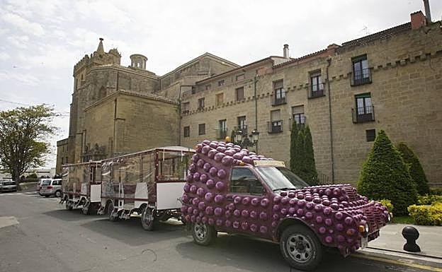 El tren espera a sus viajeros ante las murallas de Laguardia.