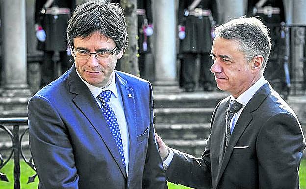 Urkullu saluda a Puigdemont en Gernika, en el acto de jura del lehendakari en su última toma de posesión del cargo en 2016. 