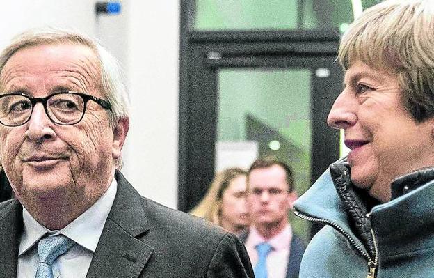 El presidente de la Comisión Europea, Jean-Claude Juncker, recibe a Theresa May en el Parlamento de Estrasburgo.