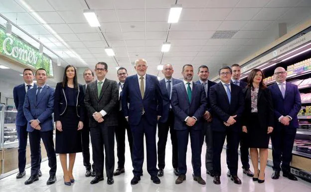 l presidente de Mercadona, Juan Roig (c), posa junto a su equipo directivo tras presentar los resultados económicos de la compañía.