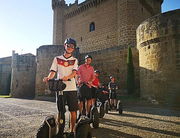 Usuarios de segway ante las murallas de Sajazarra.
