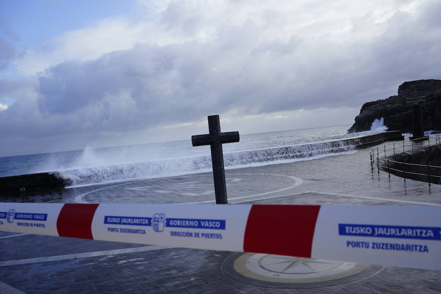 El espigón del puerto de Lekeitio, acordonado por las grandes olas