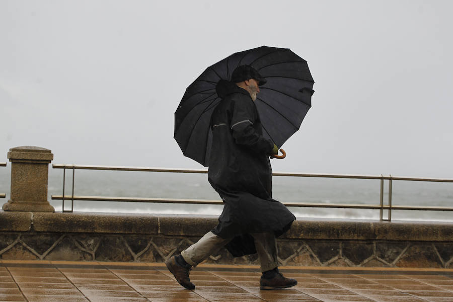 Lluvia, viento y mar picada en la playa de Ereaga.