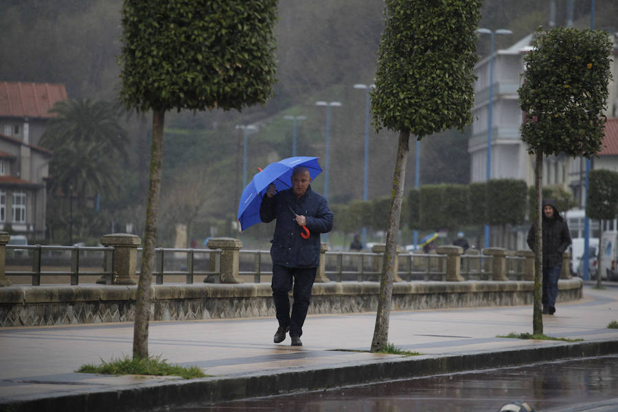 Lluvia, viento y mar picada en la playa de Ereaga.