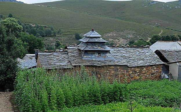 Casas típicas de Villar del Monte, en la comarca de La Cabrera.