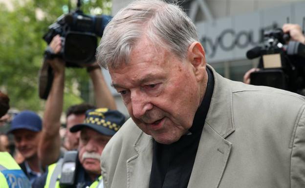 El cardenal George Pell, a la salida de una de las sesiones del juicio.