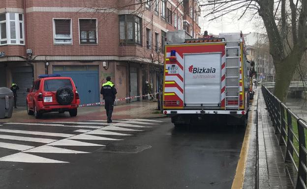 Los bomberos en la calle donde se produjo el incendio. 