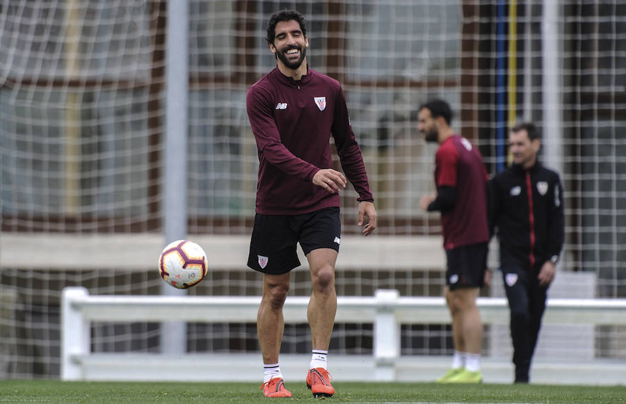 En la sesión de este jueves Aduriz ha realizado ejercicios con el balón