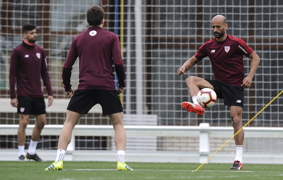 En la sesión de este jueves Aduriz ha realizado ejercicios con el balón