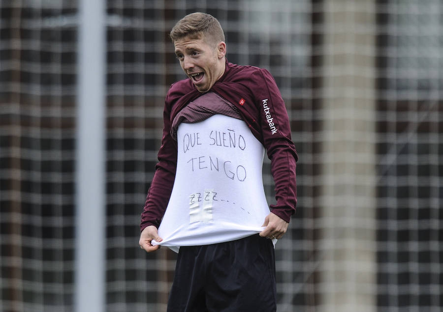 En la sesión de este jueves Aduriz ha realizado ejercicios con el balón