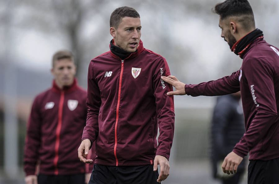 En la sesión de este jueves Aduriz ha realizado ejercicios con el balón