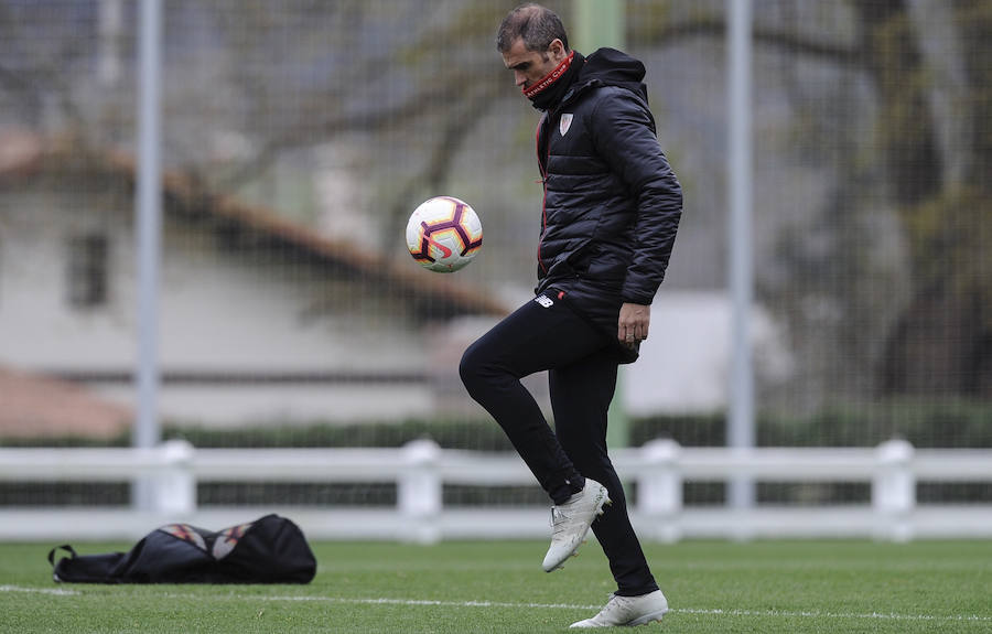 En la sesión de este jueves Aduriz ha realizado ejercicios con el balón