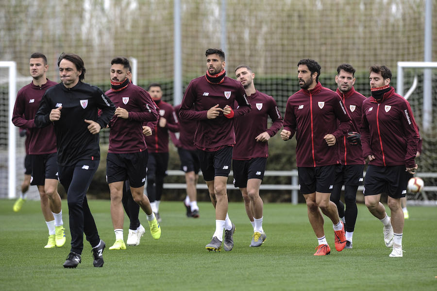 En la sesión de este jueves Aduriz ha realizado ejercicios con el balón