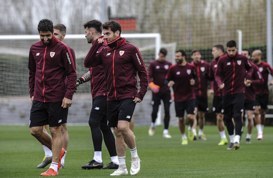 En la sesión de este jueves Aduriz ha realizado ejercicios con el balón