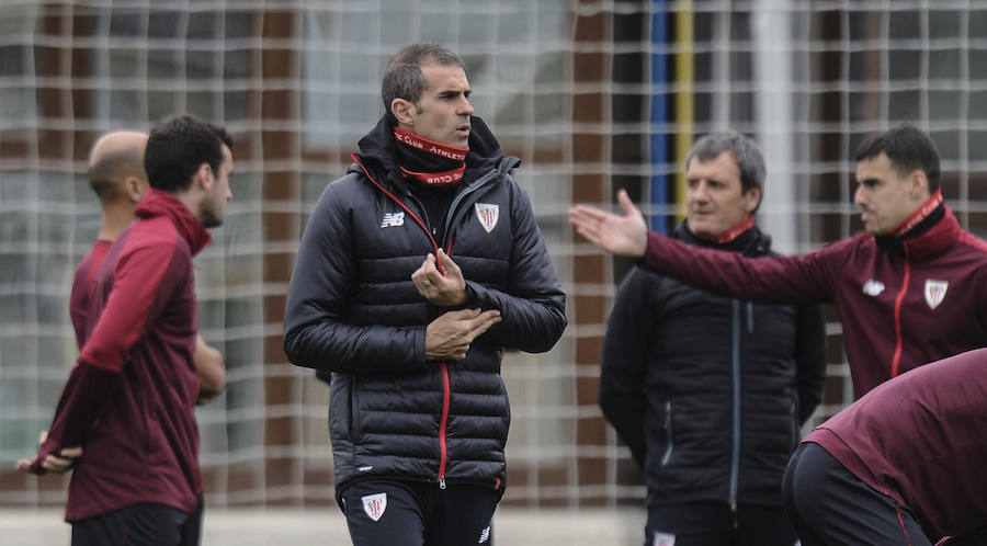En la sesión de este jueves Aduriz ha realizado ejercicios con el balón