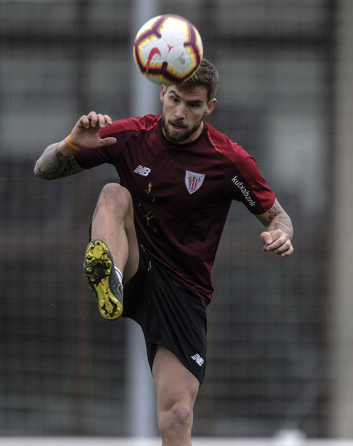 En la sesión de este jueves Aduriz ha realizado ejercicios con el balón